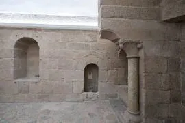 Detalle de una de las columnas del hogar de la cocina del Palacio de Gelmírez