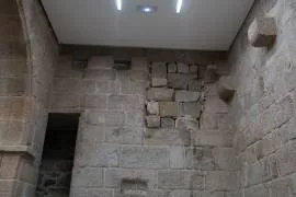  En esta sala, ya del siglo XIV, se ven restos de muros del primer momento constructivo del Palacio.