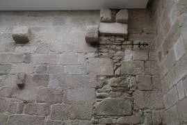  En esta sala, ya del siglo XIV, se ven restos de muros del primer momento constructivo del Palacio.