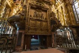Esta “tribuna” en la parte trasera del altar mayor de Santiago sería una constante a lo largo de la historia de la Catedral. Desde la consagración de ésta en ...