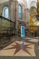 El suelo actual de mármol de la catedral marca el lugar del redescubrimiento de los huesos de Santiago.