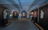 Sala de esculturas. Entre ellas, un fragmento de S. Francisco, el S. Sebastián de los azabacheros  y Santa Ana 