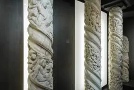 Detalle de varias columnas de fuste entorchado procedentes de la primitiva fachada románica de la Azabachería.