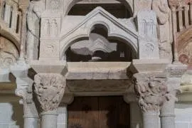 Detalle del arco y los capiteles de la puerta que abría el coro 