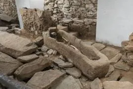 Excavaciones de la nave mayor. Uno de los enterramientos en sarcófago de piedra.