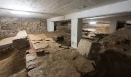 Excavaciones arqueológicas de la nave mayor. Vista general y restos de muros.