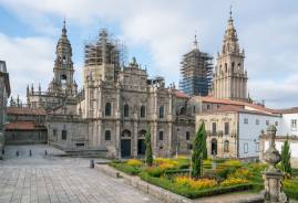 La Corticela a un lado, el palacio de Gelmírez y episcopal al otro, y la  la Carraca, desde San Martín Pinario.