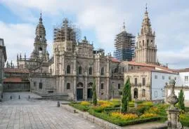 La Corticela a un lado, el palacio de Gelmírez y episcopal al otro, y la  la Carraca, desde San Martín Pinario.