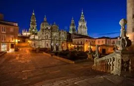 Descubre la historia y la belleza de la Fachada de Azabachería en la catedral de Santiago. Una joya arquitectónica con influencias románicas y barrocas.