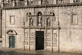 La Puerta Santa y su fachada en la Plaza de la Quintana. A su lado, el antiguo comulgatorio de peregrinos