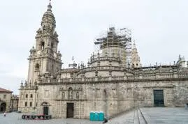 Fachada de la Quintana. Vista general de la reforma barroca que unifica la cabecera de la catedral tras una fachada telón.