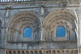Fachada de las Platerías. Parte superior de la fachada con las ventanas y la Anunciación