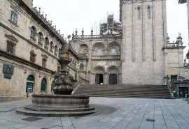 A la derecha, el cubo gótico de la Torre del Reloj y el lateral de la fachada. A la izquierda, el edificio del Tesoro.