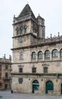 Detalle de la Torre del Tesoro, en la plaza de las Platerías, con su característico remate escalonado.