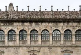Edificio del Tesoro en la Plaza de las Platerías. Su compleja crestería remata la fachada.