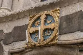 Detalle de la cruz de consagración de la catedral de 1211 colocada sobre la Puerta Santa