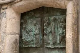 Detalle de algunos relieves de la Puerta Santa de 2004. 