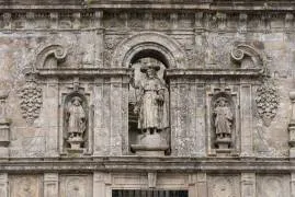 Puerta Santa. Detalle del remate de la fachada con Santiago y sus discípulos Atanasio y Teodoro