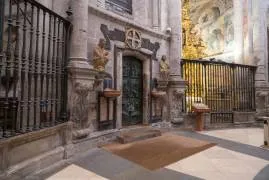 La Puerta Santa, cerrada, en la girola, entre la capilla de San Pedro y la del Salvador.