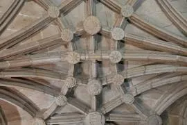 Detalle de la bóveda de la antesacristía de la catedral, con claves decoradas con estrellas y motivos jacobeos