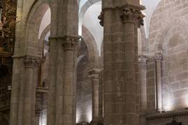 Detalle de los pilares románicos compuestos  y de sección cruciforme de las naves