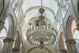 La imponente lámpara de cristal a los pies de la nave central la regalaron los herederos del canónigo Méndez Acuña en 1854. 