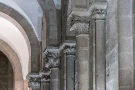 Detalle de varios capiteles románicos en las naves de la catedral