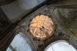 Detalle del cimborrio gótico sobre el crucero de la catedral con el mecanismo para el movimiento del botafumeiro.