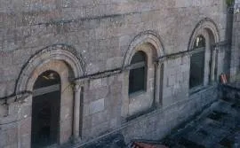 Las ventanas románicas que se abrían en los muros de las naves.