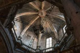 Detalle del interior del cimborrio, sobre el crucero de la catedral, con el mecanismo que mueve el Botafumeiro.