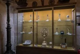 Descubre el tesoro sagrado de la Catedral de Santiago: orfebrería única que fusiona historia y arte, desde reliquias medievales hasta piezas contemporáneas.