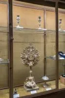 Detalle de una vitrina con la custodia de Ferreiro de la Maza y otras piezas de orfebrería donadas a la catedral.