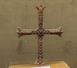 Reproducción de la Cruz de la Victoria de Oviedo. Ofrenda del Principado de Asturias en 1965