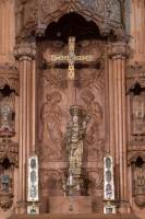 Hornacina central del Retablo de las Requilas con la reproducción de la robada cruz de Alfonso III.