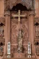 Hornacina central del Retablo de las Requilas con la reproducción de la robada cruz de Alfonso III.