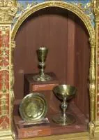 Capilla de San Fernando. Cálices y patena en uno de los vanos del retablo-cajonada para reliquias de Cornielis de Holanda.