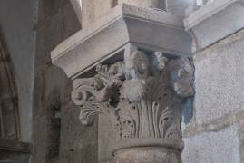 Cripta del Pórtico de la Gloria. Detalle de un capitel.