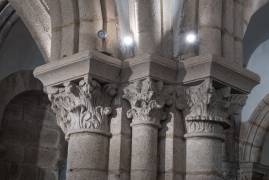 Cripta del Pórtico de la Gloria. Detalle de un conjunto de capiteles.