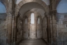Detalle de la capilla de la cabecera, la más amplia, con sus ventanas ciegas con arcos en mitra y arco de medio punto.