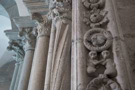 Jamba y columnas de la  fachada de acceso a la cripta, hoy alterada por la construcción de un tramo previo bajo la escalinata
