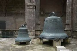 Las campanas del siglo XVIII que marcaban horas y cuartos en la Torre del Reloj están hoy en el claustro de la catedral.