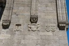 Fachada de las Platerías. Arranque de arcos góticos en la base de la Torre del Reloj
