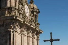 Las diferencias entre la parte inferior gótica, más sobria, y el remate barroco en la Torre del Reloj son notables,.