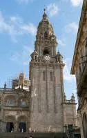 La Torre del Reloj entera vista desde la Plaza de las Platerías
