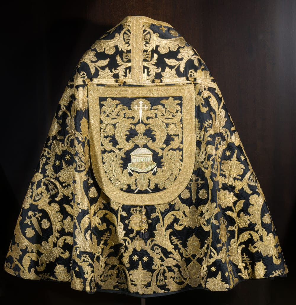 Capa pluvial fúnebre. Taller toledano, siglo XVIII. Seda y oro.
