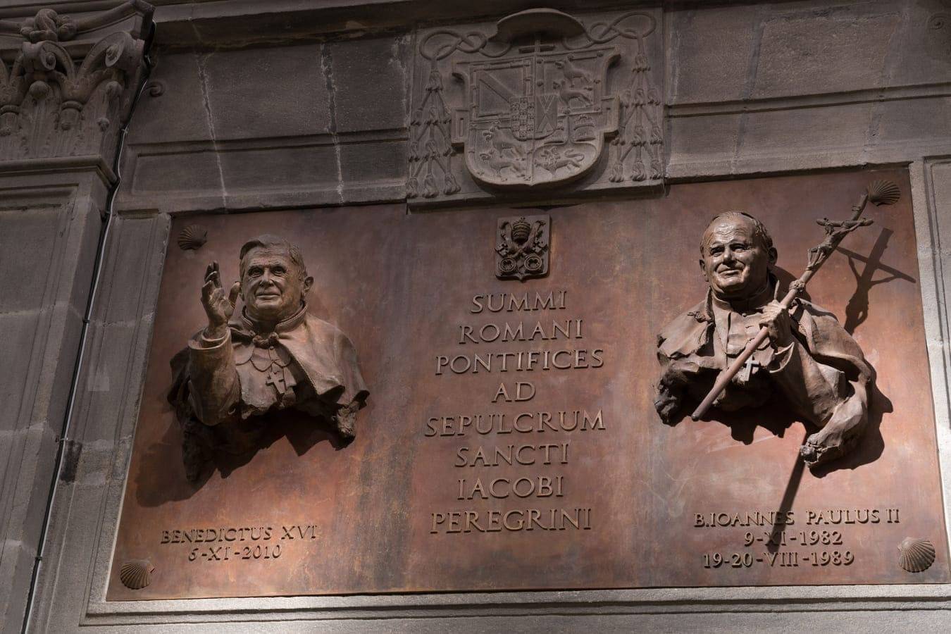 Placa de bronce conmemorativa de las visitas de los papas Juan Pablo II y Benedicto XVI 