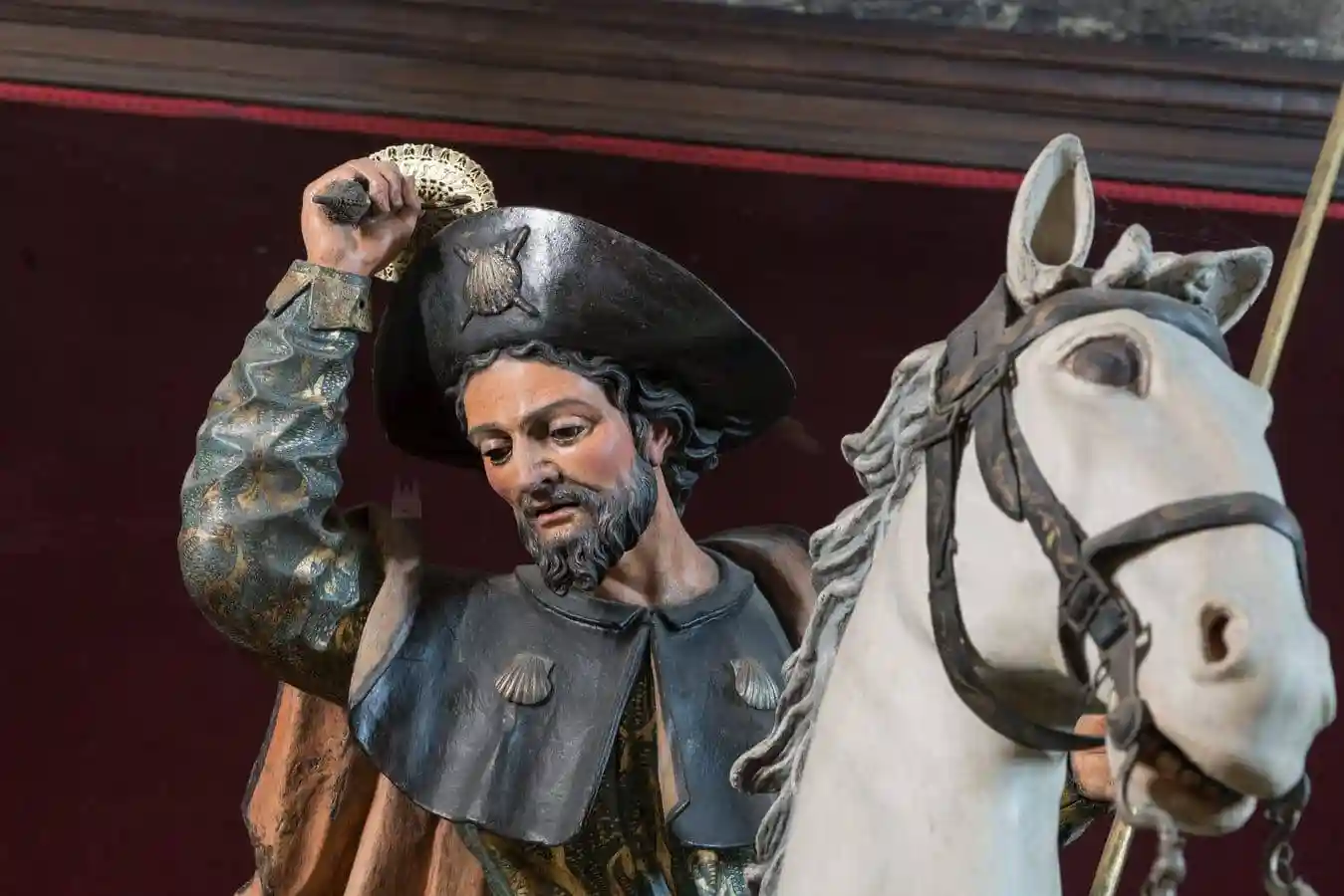 Detalle de la talla de Santiago cabalgando su blanco corcel.