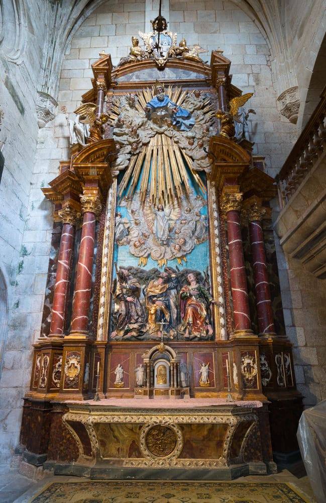 Vista general de esta pequeña capilla del siglo XVI abierta en una de las crujías del claustro. 