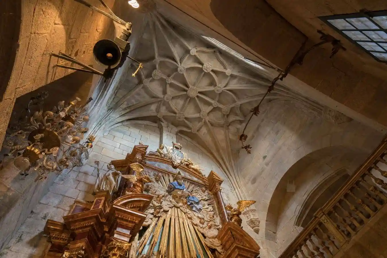 La bóveda, la parte superior del retablo principal y parte de la tribuna superior de la capilla.