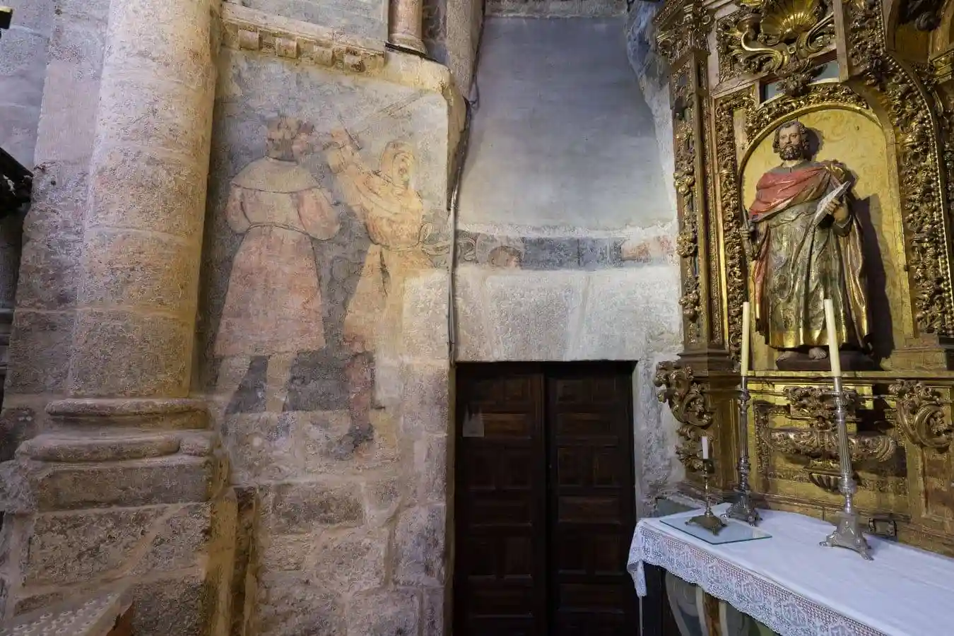 Capilla de San Pedro. Detalle de la puerta de entrada a la sacristía, flanqueada por las pinturas murales .